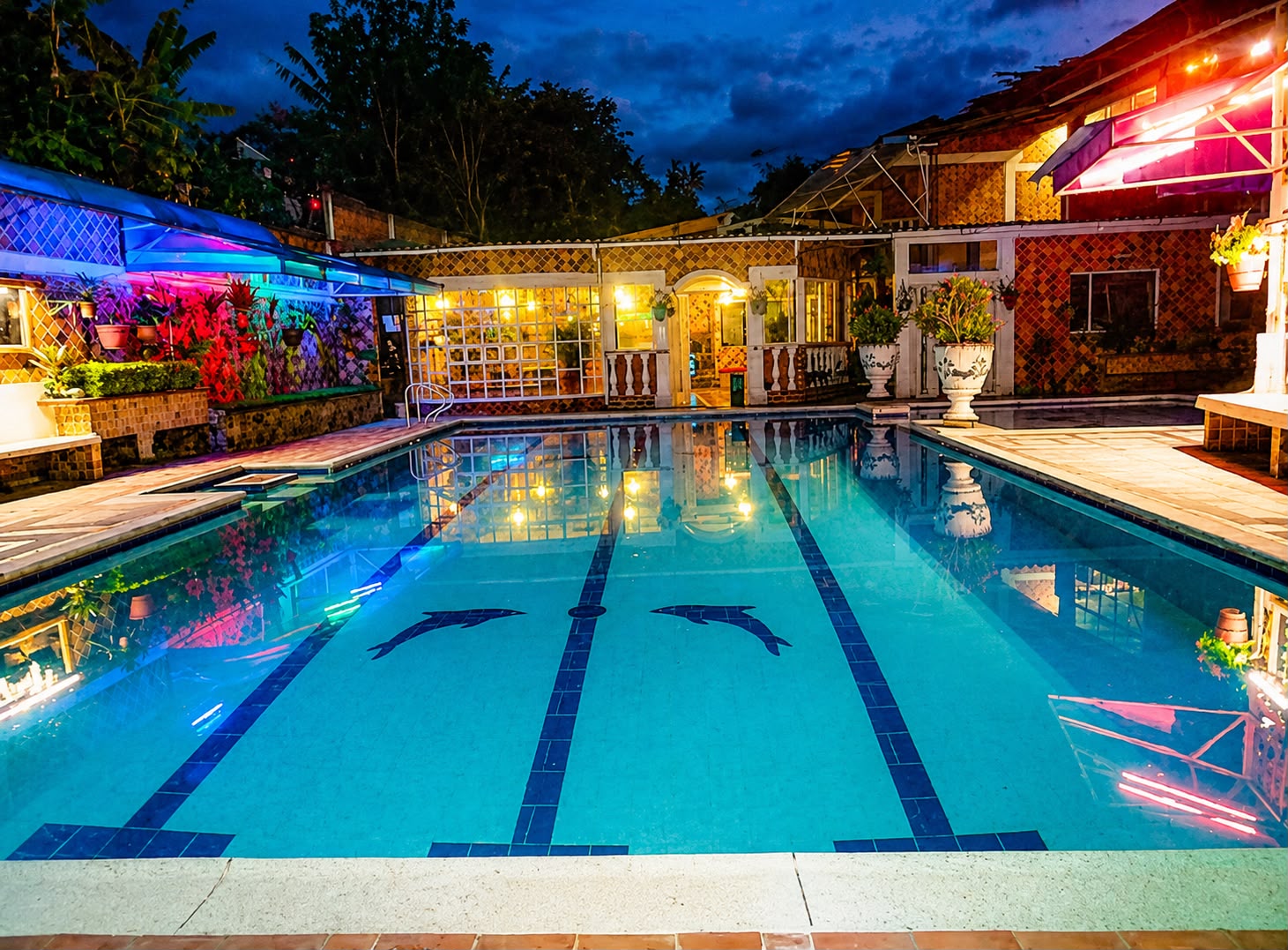 Piscina del Centro Recreacional Mediterráneo iluminada de noche