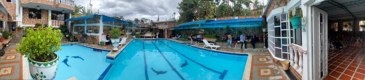 Vista panorámica de la piscina del Centro Recreacional Mediterráneo